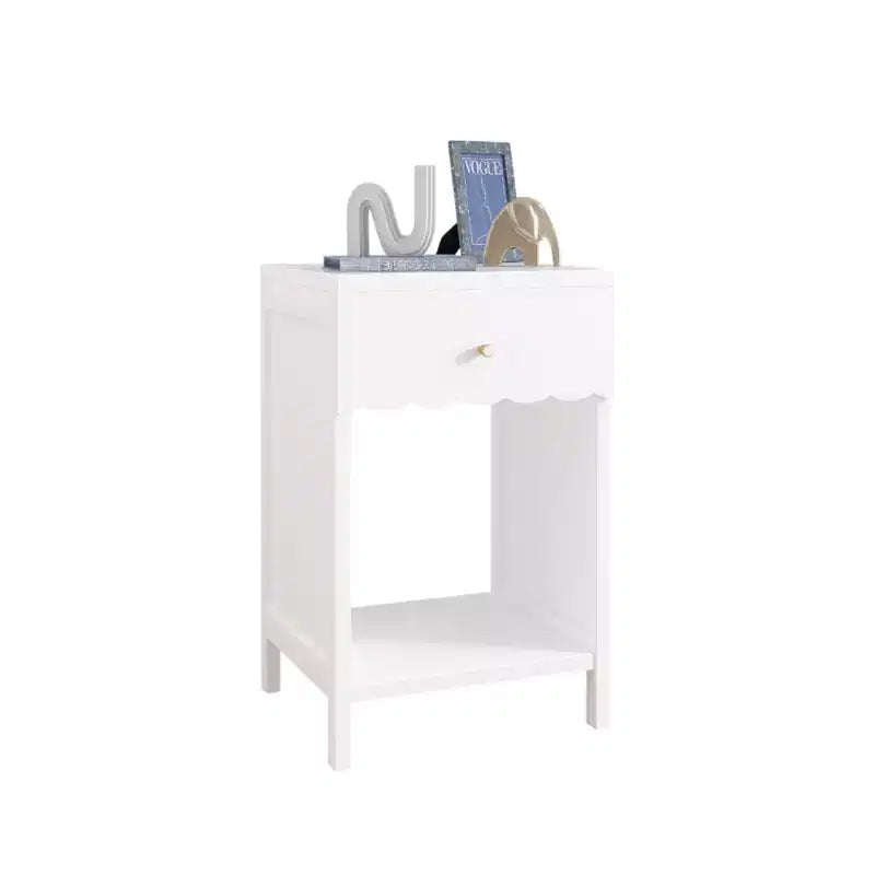 Comodino smerlato bianco con cassetto e ripiano aperto, 1 persona