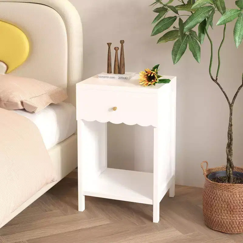 Comodino smerlato bianco con cassetto e ripiano aperto, 1 persona