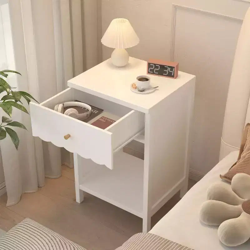 Comodino smerlato bianco con cassetto e ripiano aperto, 1 persona