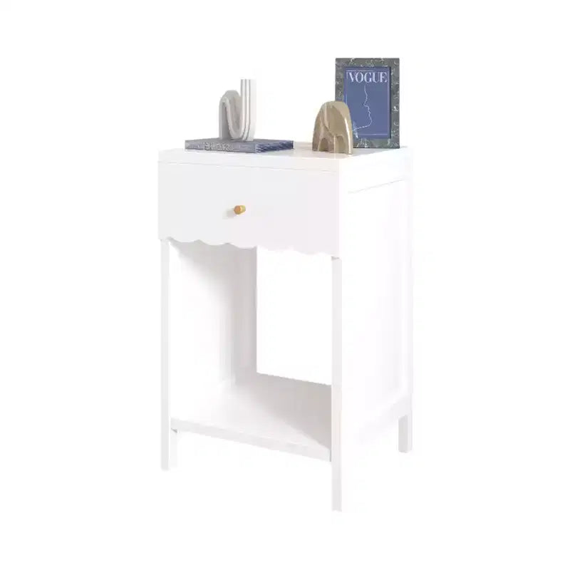 Comodino smerlato bianco con cassetto e ripiano aperto, 1 persona