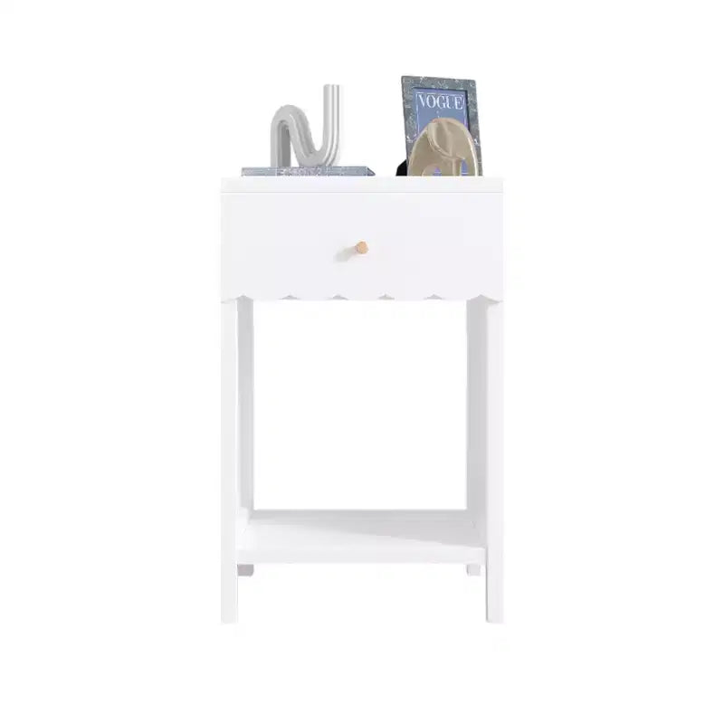 Comodino smerlato bianco con cassetto e ripiano aperto, 1 persona